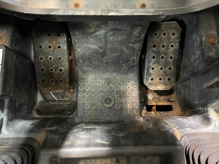 2015-deere-318e-image-27
