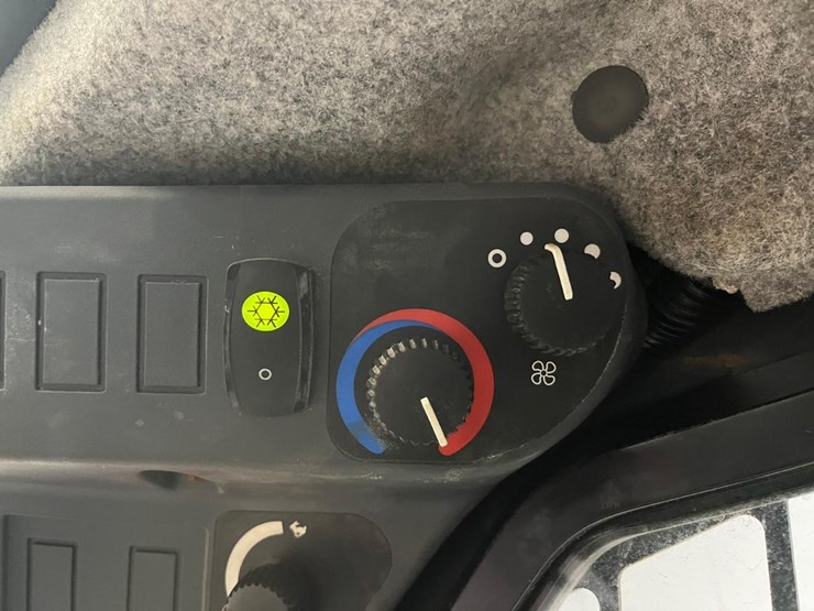 2015-deere-318e-image-22