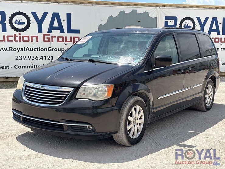 2014-chrysler-town-&-country-image-1