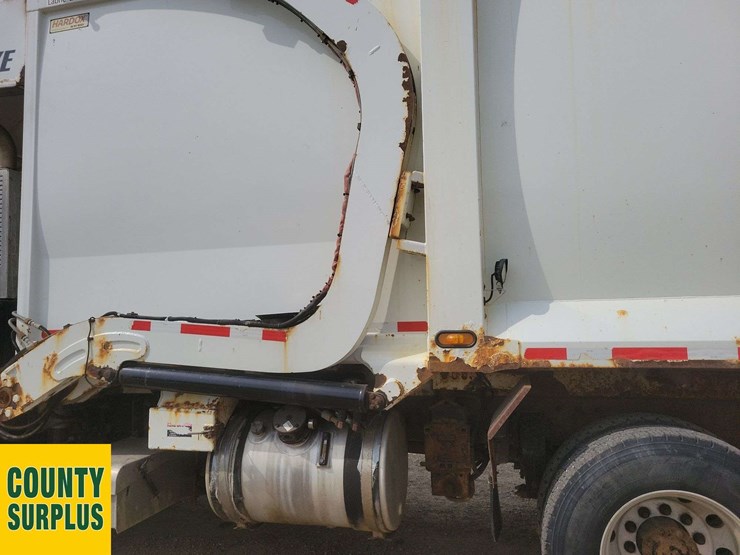 2016-peterbilt-320-image-39