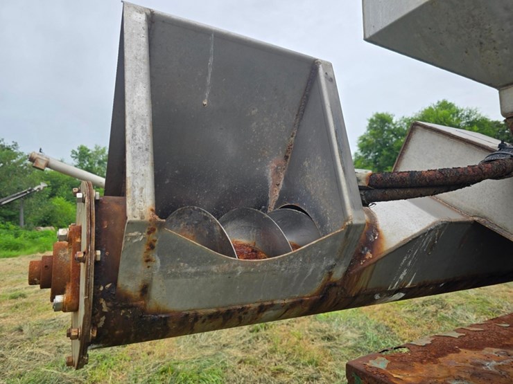 2014-doyle-dry-fertilizer-tender-trailer---kubota-diesel,-3-stainless-compartments,-side-discharge-image-35