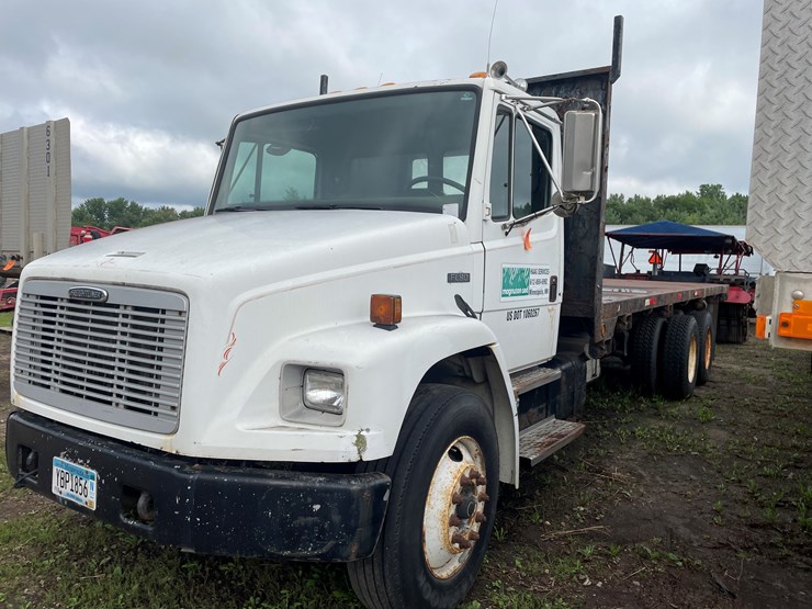 2002-freightliner-fl80-image-1
