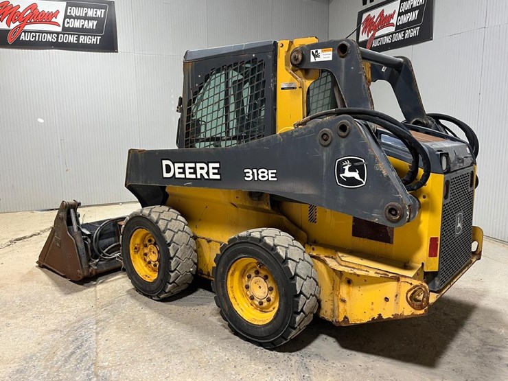 2015-deere-318e-image-3