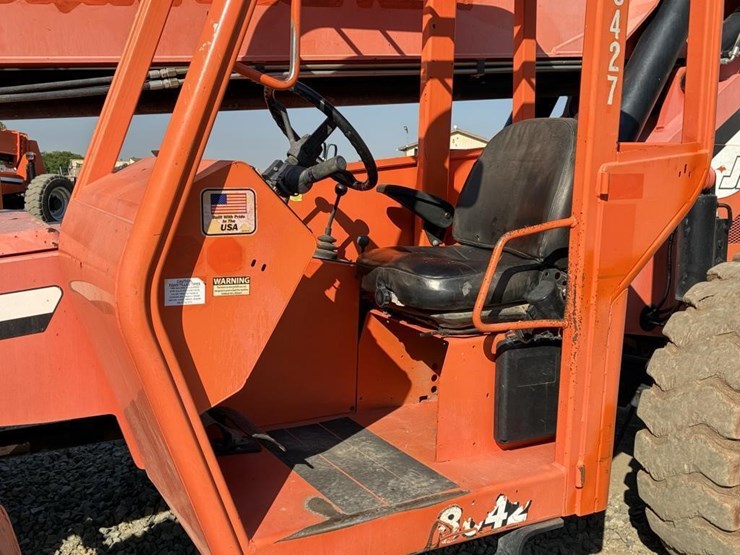 2014-jlg-8042-image-13