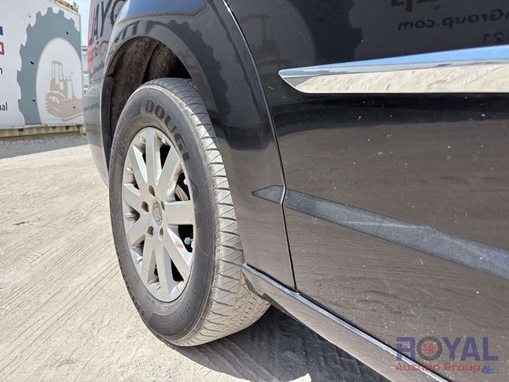 2014-chrysler-town-&-country-image-29