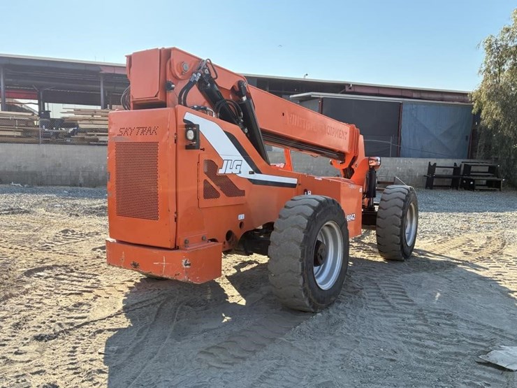 2013-jlg-8042-image-3