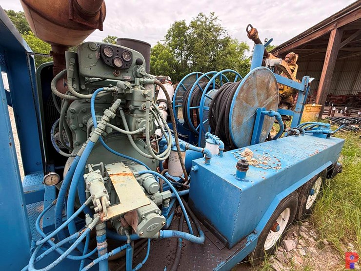 evco-85-ton-power-swivel-mtd.-on-19’-t/a-gooseneck-trailer-image-11