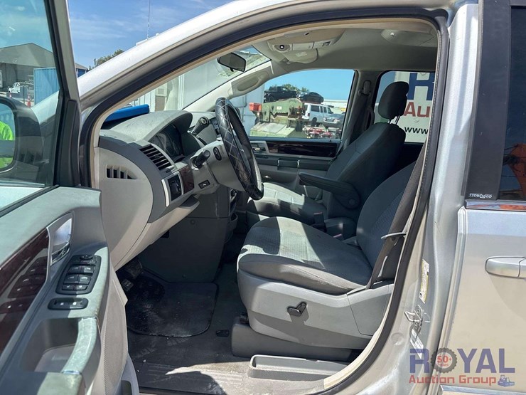 2010-chrysler-town-&-country-image-9