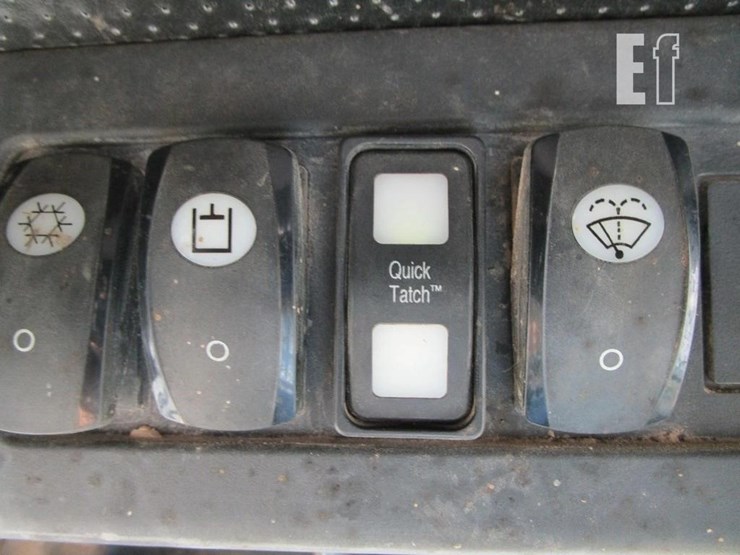 deere-320-image-10
