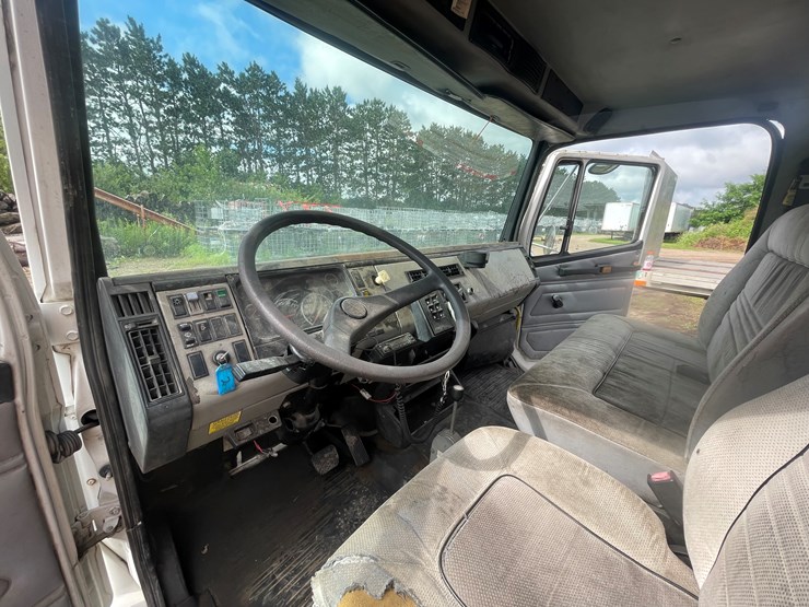 2002-freightliner-fl80-image-33