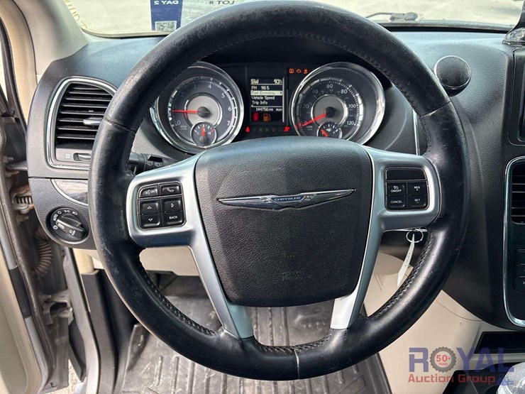 2013-chrysler-town-&-country-image-11