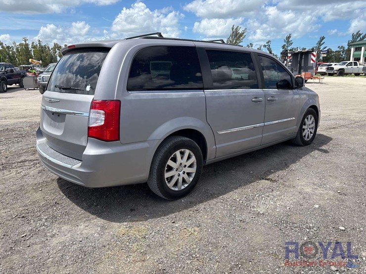 2013-chrysler-town-&-country-image-2