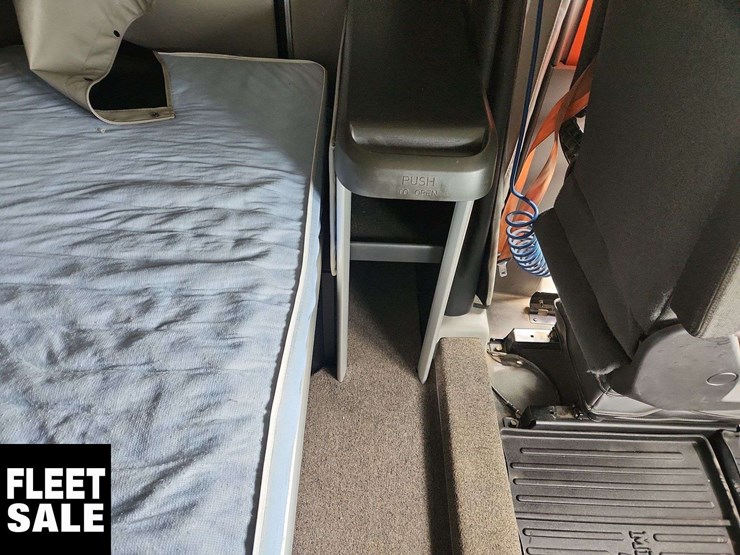 2019-peterbilt-579-image-18