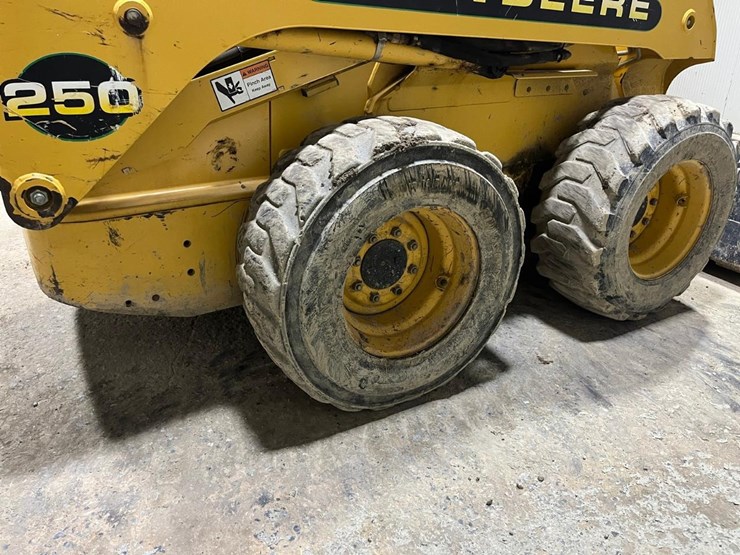john-deere-250-image-15