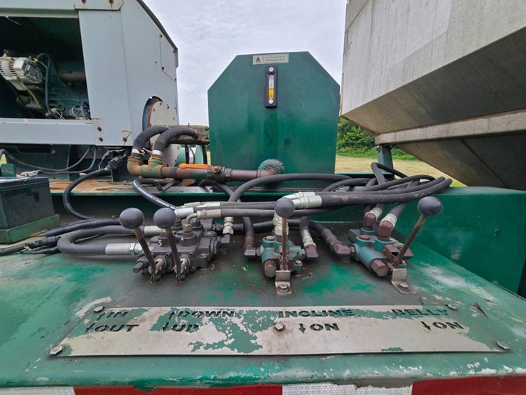2013-doyle-dry-fertilizer-tender-trailer---kubota-diesel,-3-stainless-compartments,-side-discharge-image-31