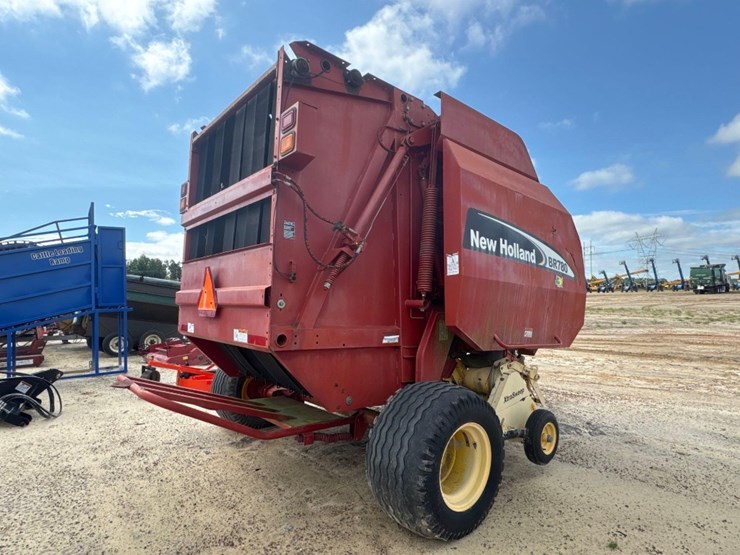 new-holland-br780-image-3