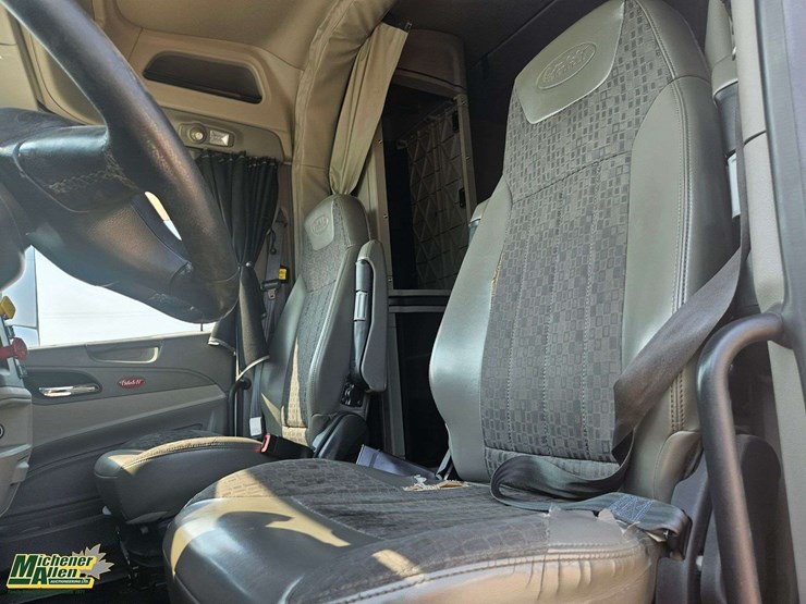 2019-peterbilt-579-image-30