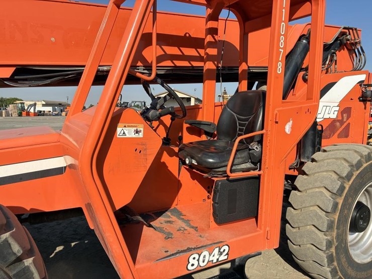 2013-jlg-8042-image-13