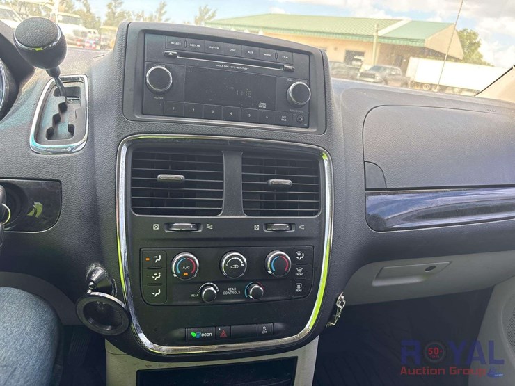 2017-dodge-grand-caravan-se-image-11