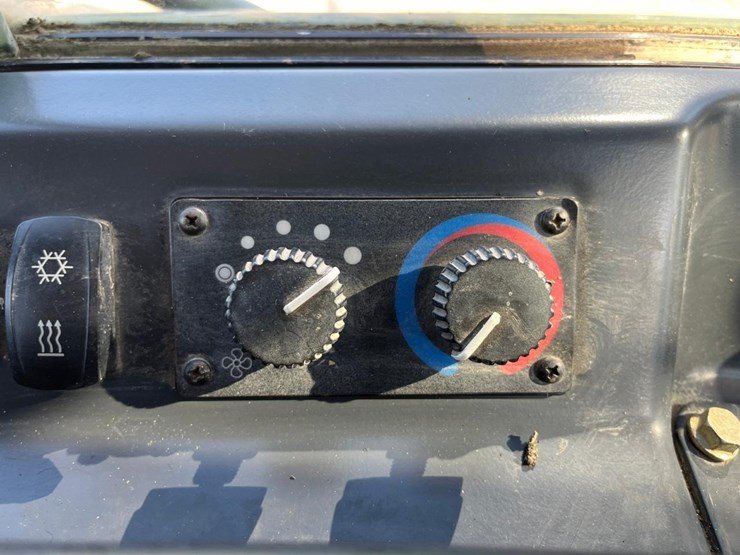 2015-deere-650k-lgp-image-27