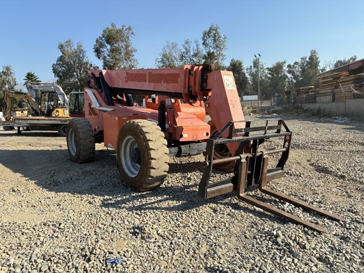 2014-jlg-8042-image-2