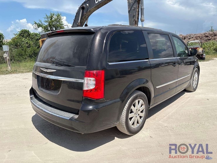 2014-chrysler-town-&-country-image-2