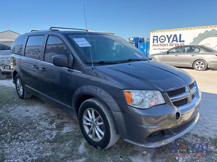 2018-dodge-grand-caravan-sxt-image-2