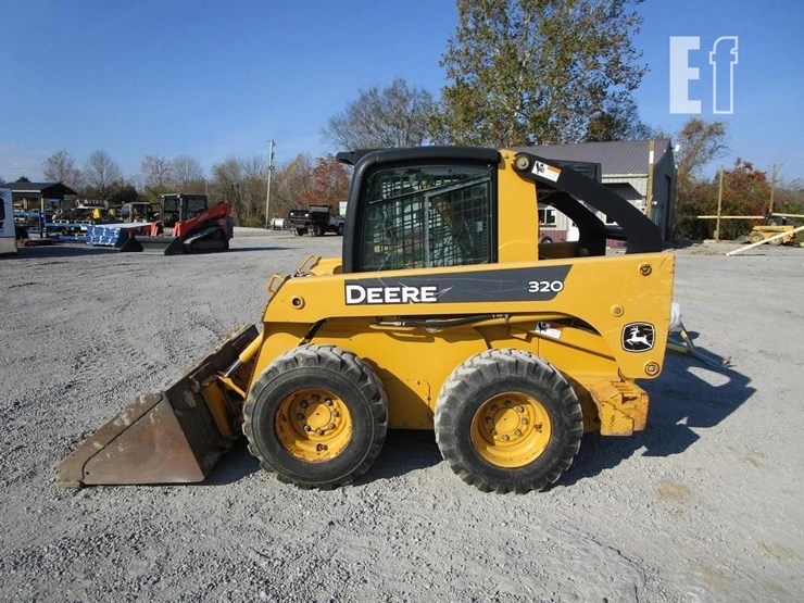 deere-320-image-1