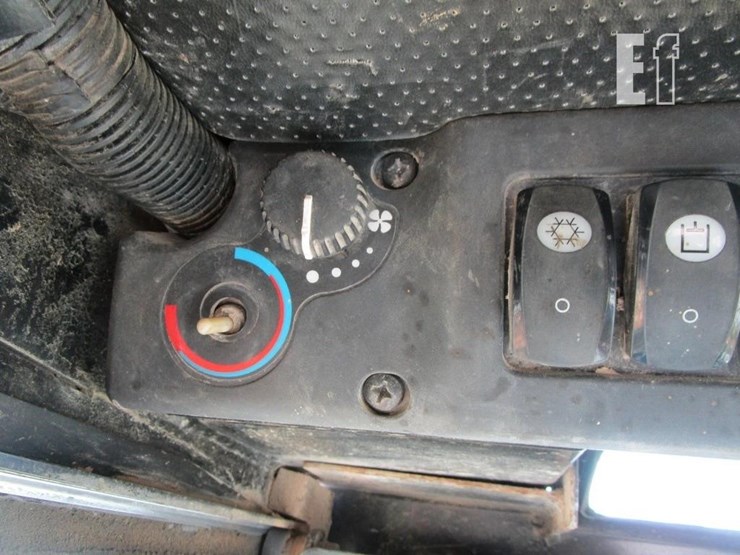 deere-320-image-8