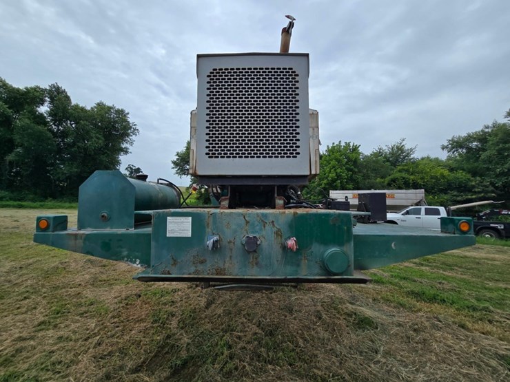 2013-doyle-dry-fertilizer-tender-trailer---kubota-diesel,-3-stainless-compartments,-side-discharge-image-7