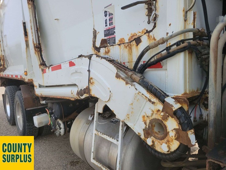 2016-peterbilt-320-image-28