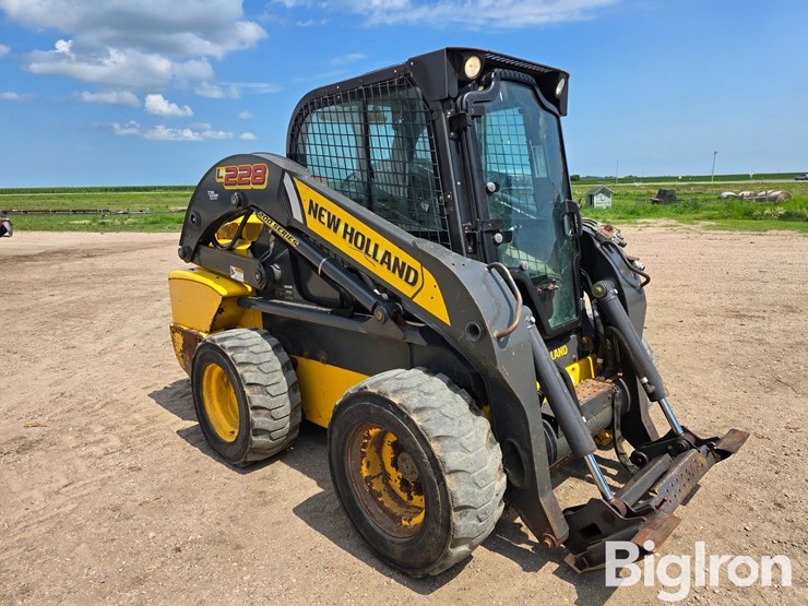 2016-new-holland-l228-image-2