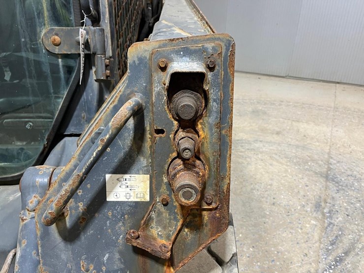 2015-deere-318e-image-11