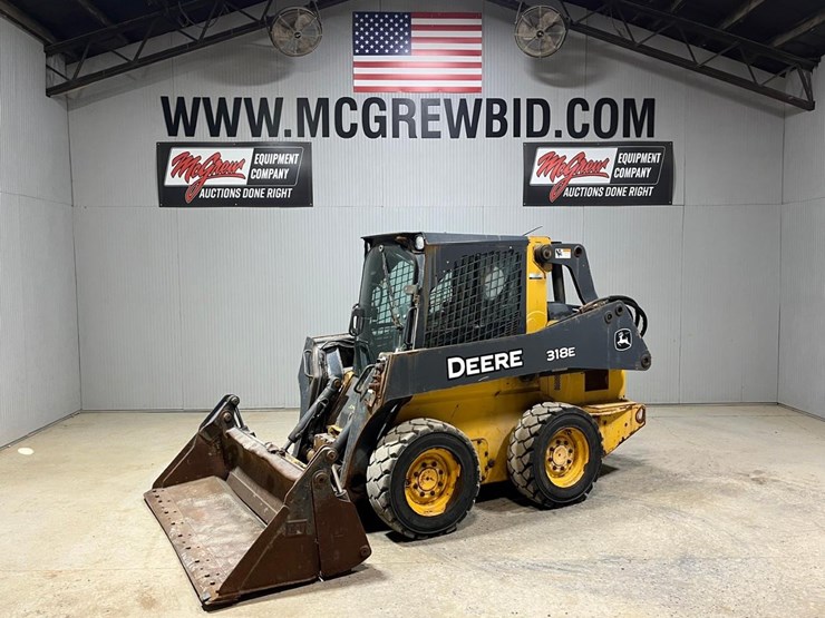 2015-deere-318e-image-1