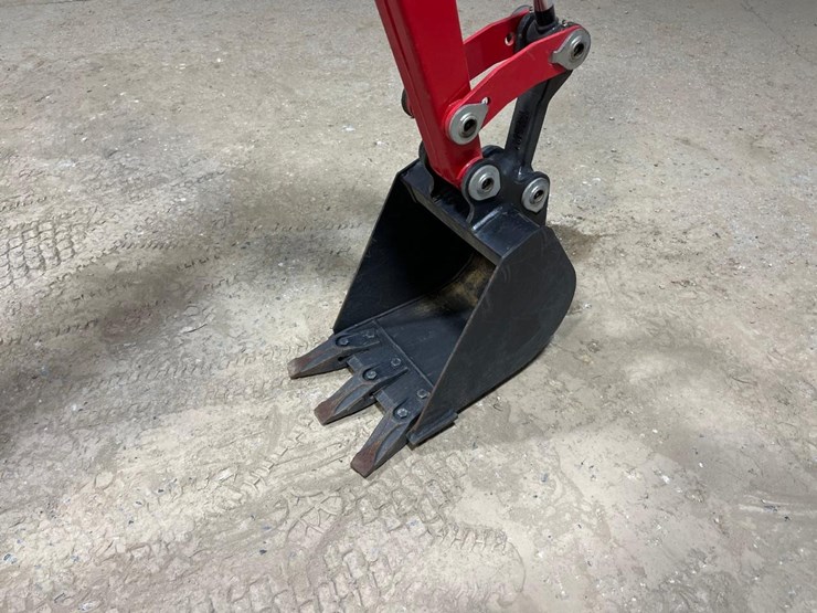 2020-massey-ferguson-gc1723eb-image-16