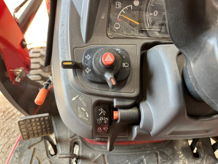 2020-massey-ferguson-gc1723eb-image-27