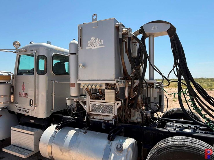 2013-peterbilt-367-image-19