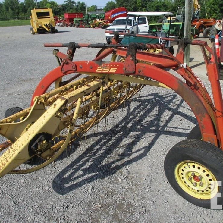 NEW HOLLAND 256