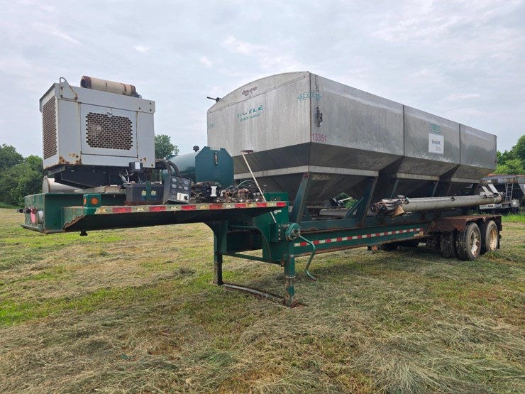 2014-doyle-dry-fertilizer-tender-trailer---kubota-diesel,-3-stainless-compartments,-side-discharge-image-2
