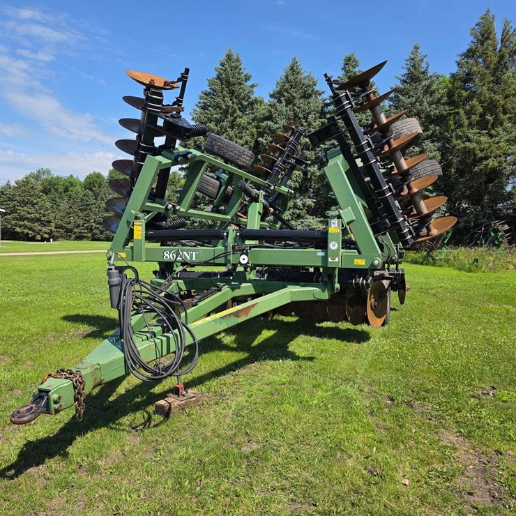 Wishek 862NT Tandem Disk, 30’, Rotary Scrapers, Approx 29” Front Blades, Approx 29” Rear Blades, 385