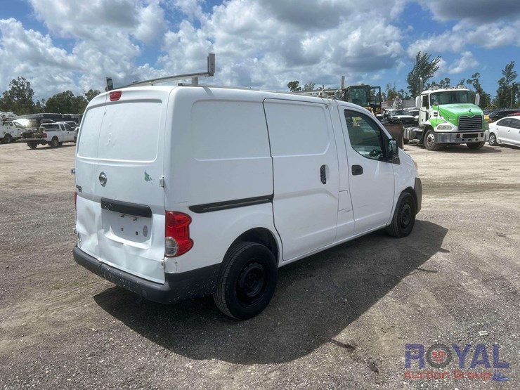2014-nissan-nv200-image-3