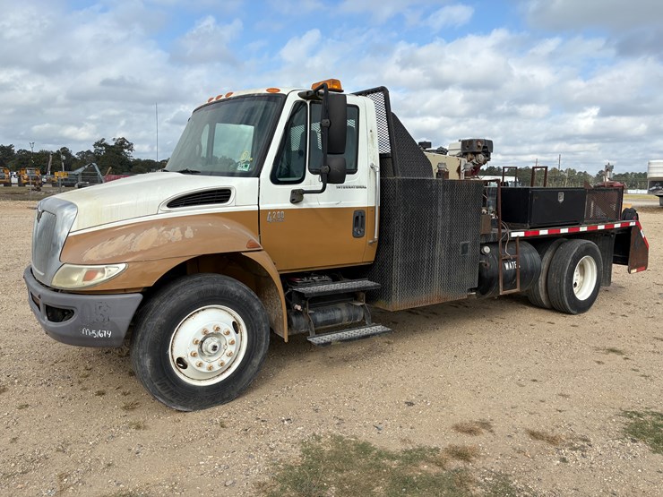 2005-international-durastar-4200-image-1