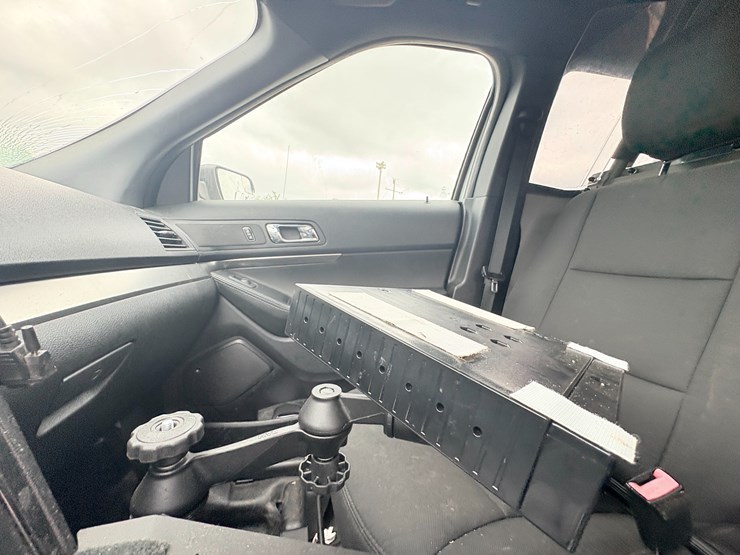 2018-ford-explorer-image-38