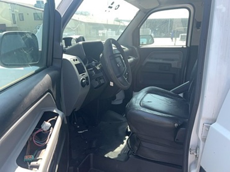 lot#--2014-mblt-mv-1-handicap-van-image-5