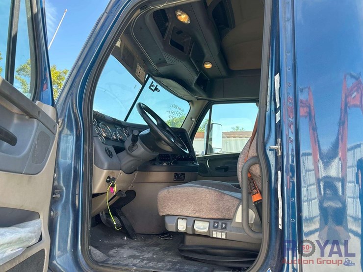 2017-freightliner-cascadia-125-image-25