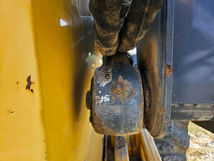 2010-deere-320d-image-68