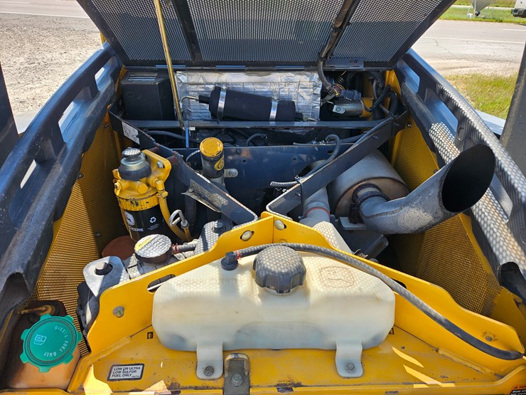 2010-deere-320d-image-21