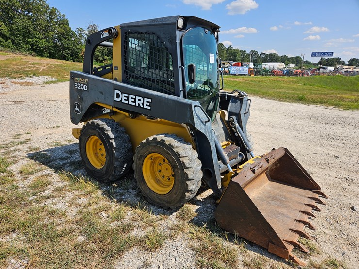2010-deere-320d-image-17