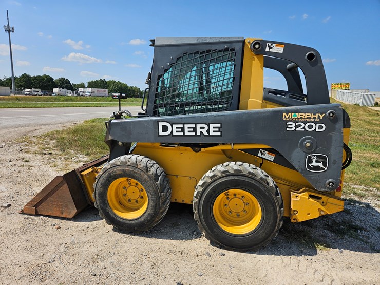 2010-deere-320d-image-5