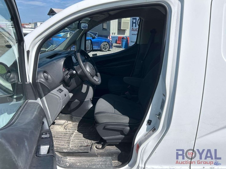 2016-nissan-nv200-image-12